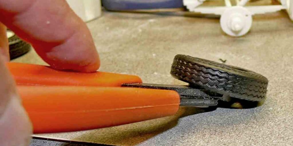 Precision Hobby Tools: Using the 2175ET Using the 2175ET, one of Xuron Corp's precision hobby tools, to core vinyl tires.